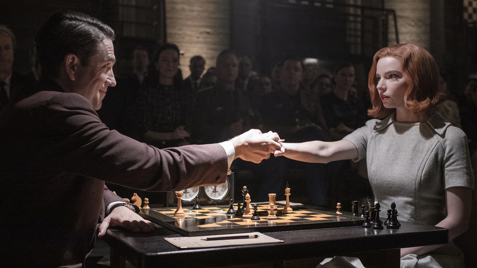 Scène de la série Le Jeu de la Dame sur Netflix : deux joueurs s'affrontent aux échecs devant un public