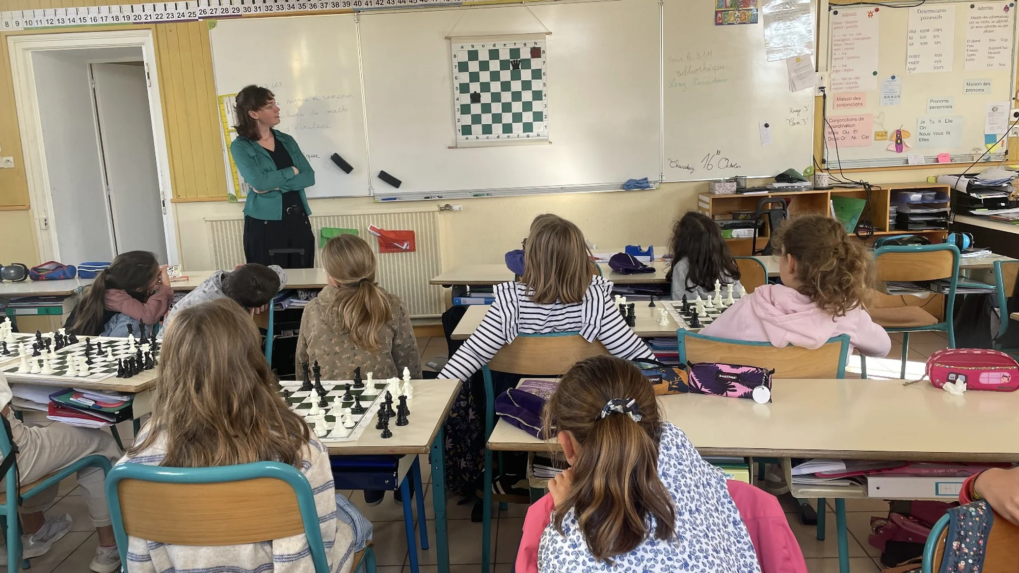 Léa Rigaut animant une séance d'échecs en classe