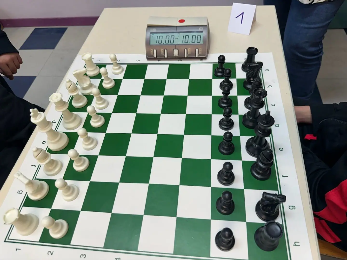 Zoom sur la table n°1 du tournoi d'échecs.