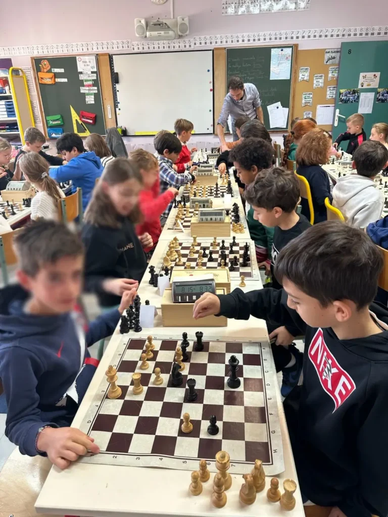 Un tournoi d'échecs en plein déroulement.