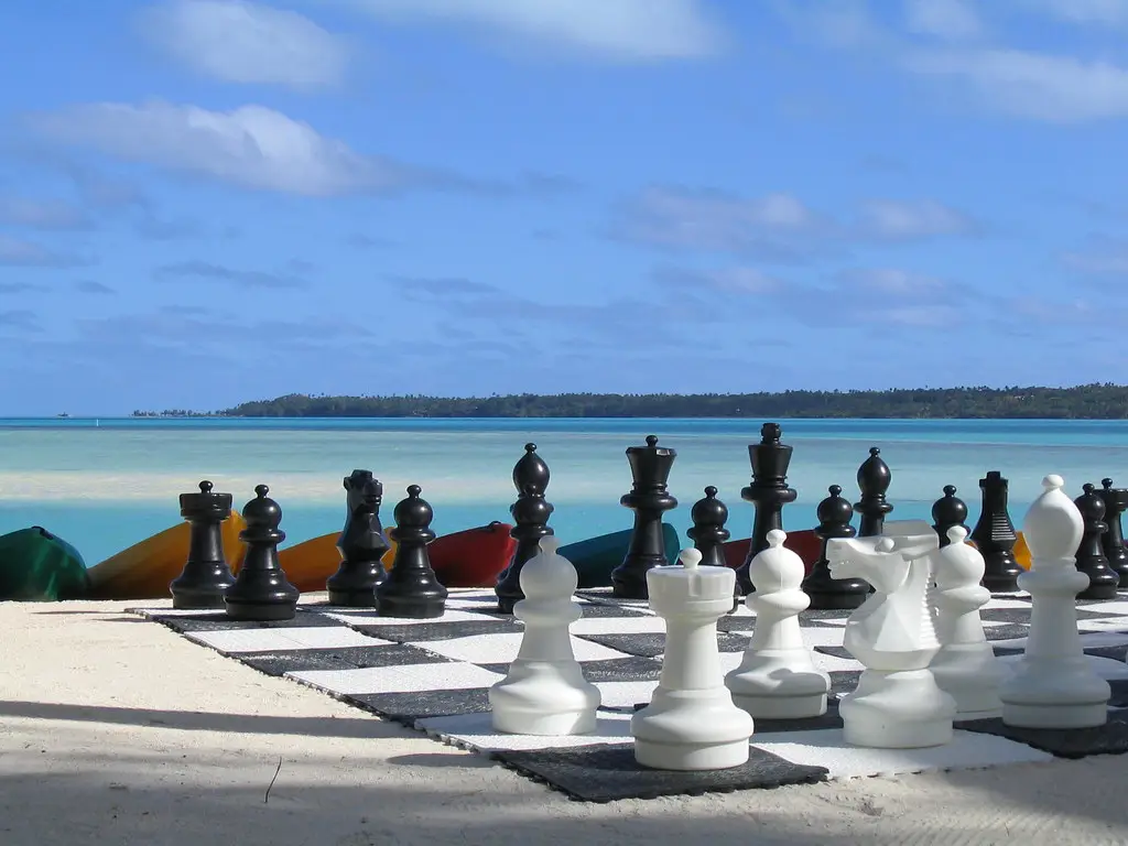 Jeu d'échecs géant en plein air sur une plage tropicale