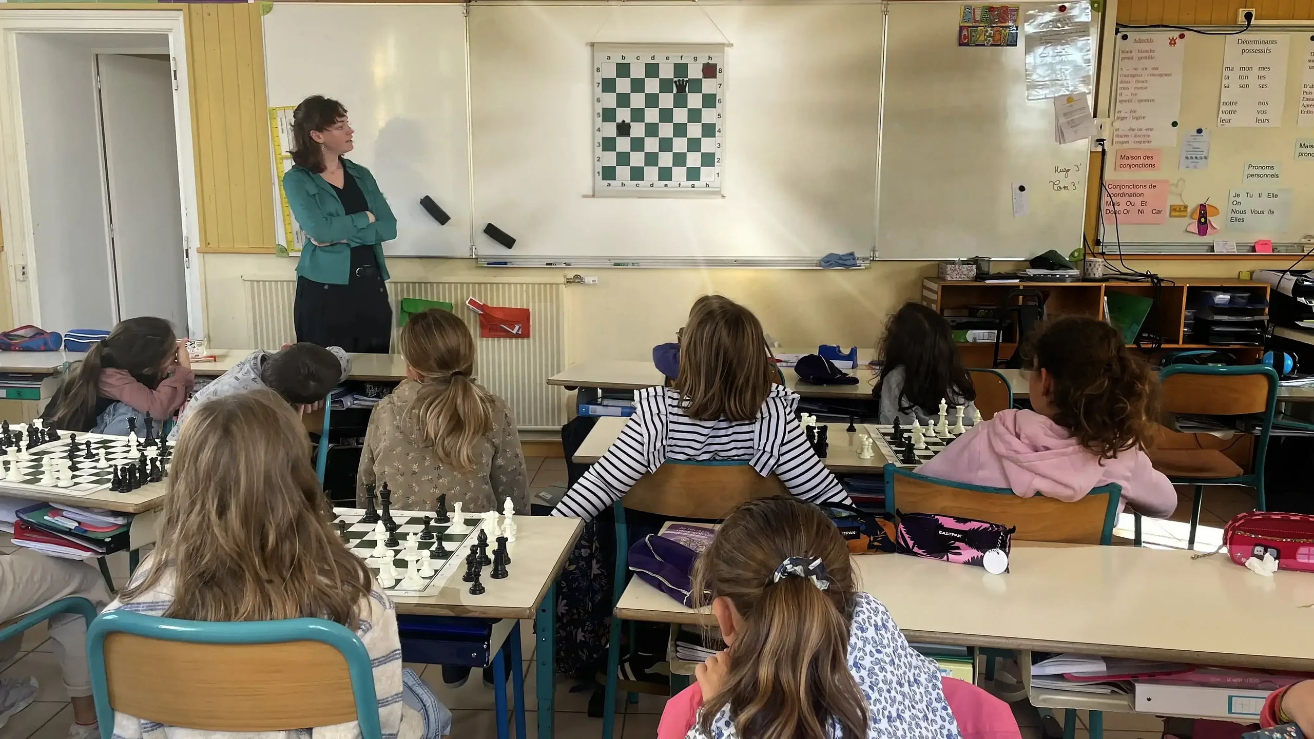 Léa Rigaut animant une séance d'échecs en classe
